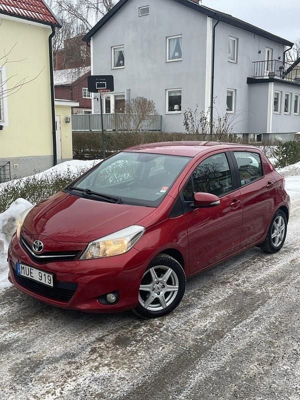 Begagnad 2012 Toyota Yaris Halvkombi | 69 900 kr (Lite dyr) - Bild 1/4