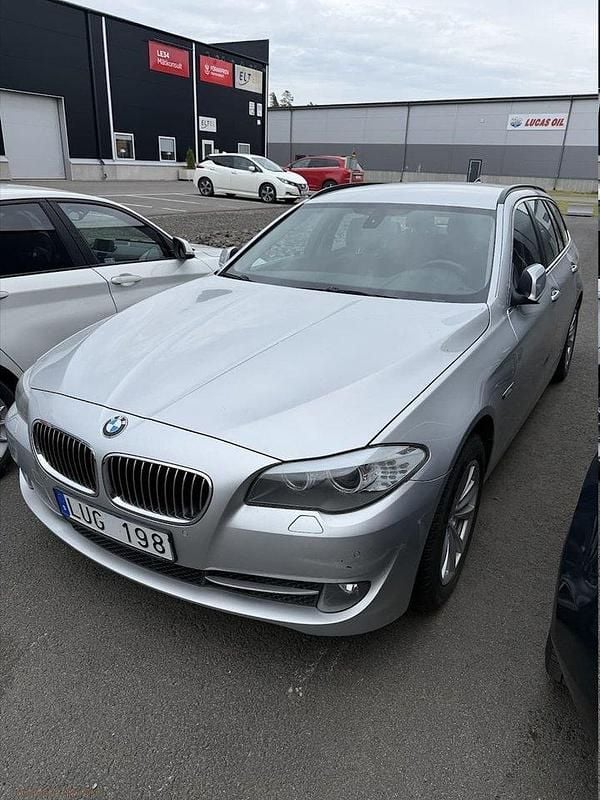 Ljusgrå Begagnad 2011 BMW 520 Kombi | 49 900 kr (Superpris) - Bild 1/3