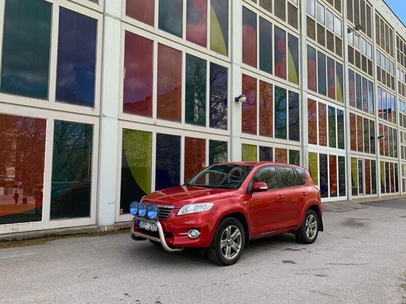 Mörkröd Begagnad 2011 Toyota RAV4 SUV | 99 900 kr (Lite dyr) - Bild 1/4