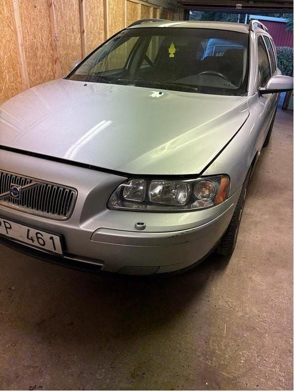 Grå Begagnad 2005 Volvo V70 Kinetic Kombi | 5 500 kr (Superpris) - Bild 1/1