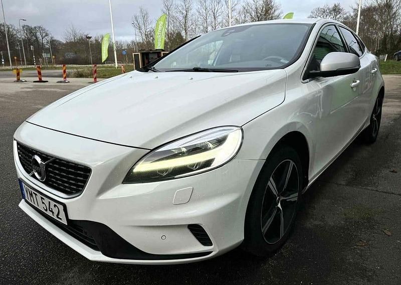 Begagnad Volvo V40 R-Design 150 HK (110 kW) 2019 Vit Halvkombi