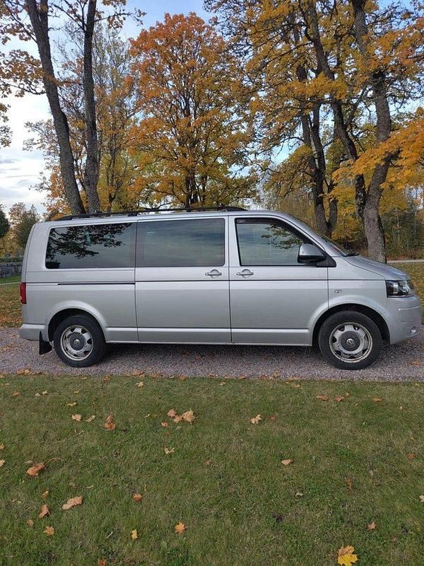 Silver Begagnad 2011 VW Caravelle Comfortline Minibuss | 125 000 kr (Marknadspris) - Bild 1/4