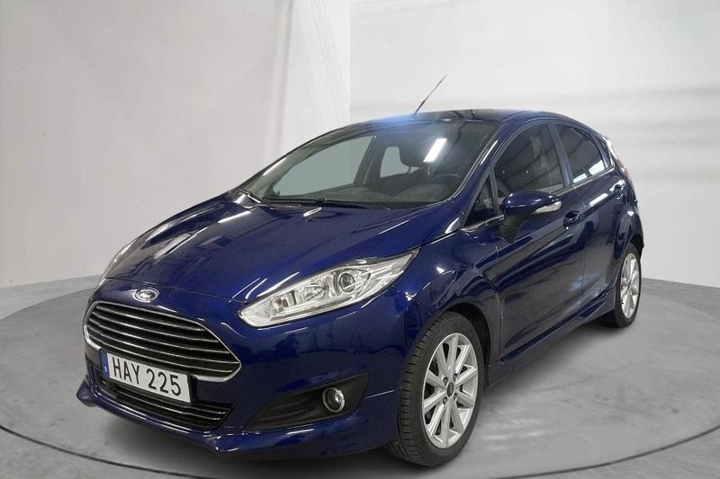 Blå Begagnad 2015 Ford Fiesta Titanium Halvkombi | 84 800 kr - Bild 1/4
