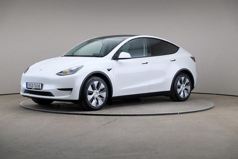 Vit Begagnad 2023 Tesla Model Y Standard Range SUV | 405 000 kr - Bild 1/4