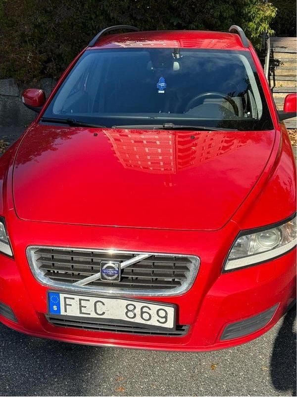 Röd Begagnad 2009 Volvo V50 Kinetic Kombi | 36 500 kr (Marknadspris) - Bild 1/4