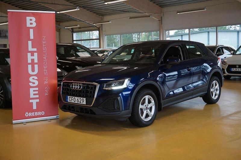 Blå Begagnad 2022 Audi Q2 Proline SUV | 249 900 kr (Marknadspris) - Bild 1/4