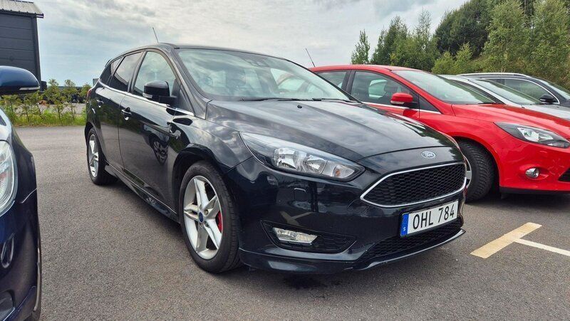 Svart Begagnad 2017 Ford Focus ST-Line Kombi | 74 900 kr (Marknadspris) - Bild 1/4