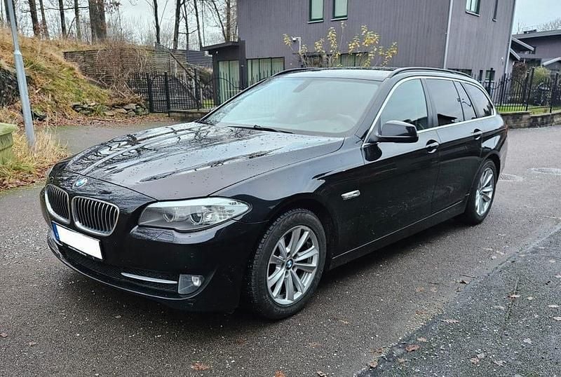 Svart Begagnad 2012 BMW 520 Kombi | 110 000 kr (Marknadspris) - Bild 1/4