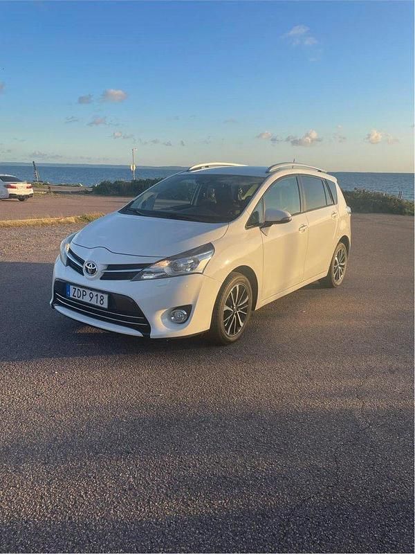 Vit Begagnad 2018 Toyota Verso Edition Minibuss | 154 900 kr (Marknadspris) - Bild 1/4