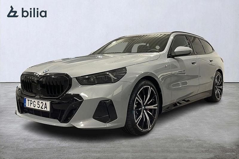 Grå Begagnad 2024 BMW 520 M Sport Kombi | 599 900 kr (Marknadspris) - Bild 1/4