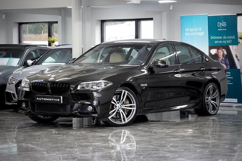 Svart Begagnad 2014 BMW 550 M Sport Sedan | 259 900 kr - Bild 1/4