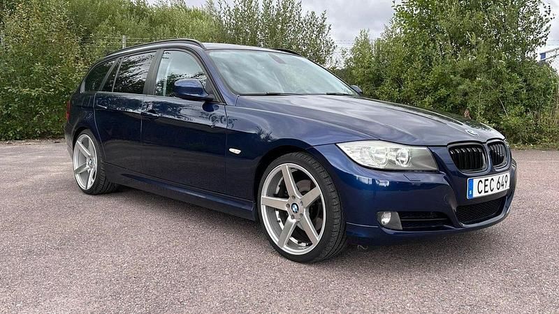 Blå Begagnad 2011 BMW 318 Kombi | 59 900 kr (Lite dyr) - Bild 1/4