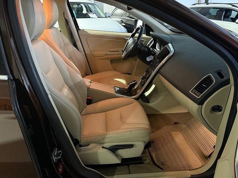 Begagnad Volvo XC60 Momentum 136 HK (100 kW) 2013 Brun SUV