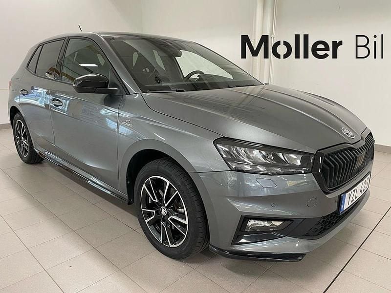 Grå (graphite grey metallic) Begagnad 2024 Skoda Fabia Monte Carlo Halvkombi | 229 000 kr (Marknadspris) - Bild 1/3