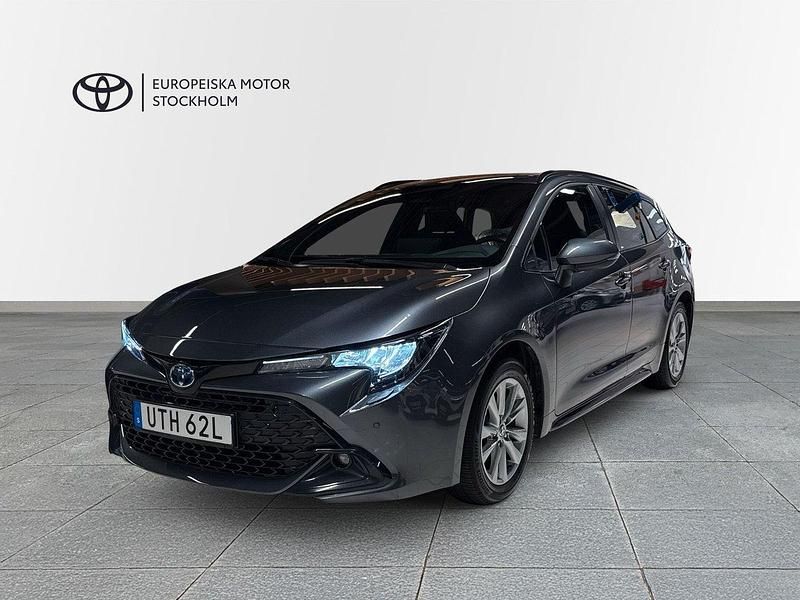 Mörkgrå (grå) Begagnad 2024 Toyota Corolla Active Kombi | 299 900 kr (Marknadspris) - Bild 1/4