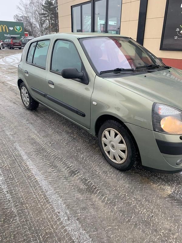 Begagnad Renault Clio II 75 HK (55 kW) 2003 Halvkombi