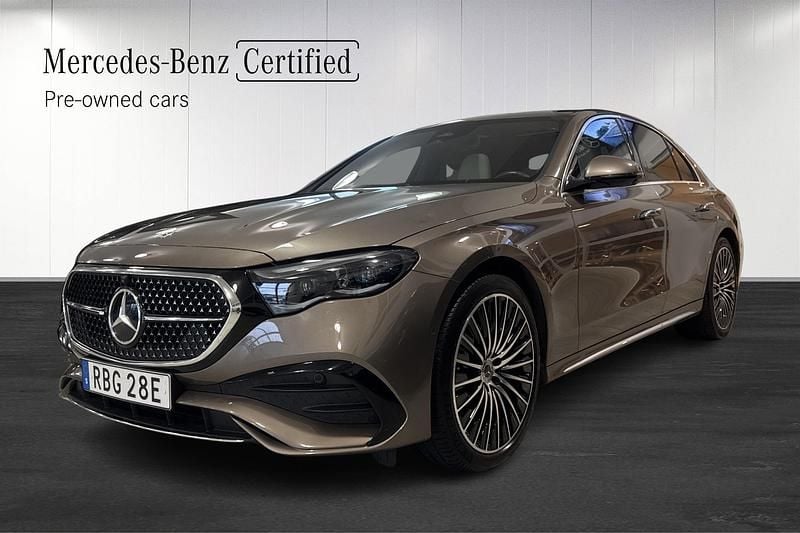 Brun (brown) Begagnad 2024 Mercedes E300 Sedan | 739 900 kr (Marknadspris) - Bild 1/4