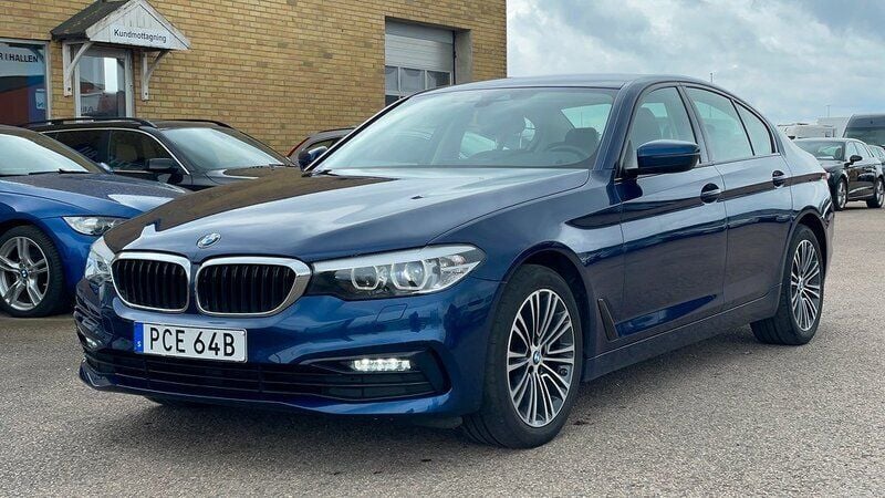 Blå Begagnad 2019 BMW 520 Sport Line Sedan | 339 500 kr (Superpris) - Bild 1/4