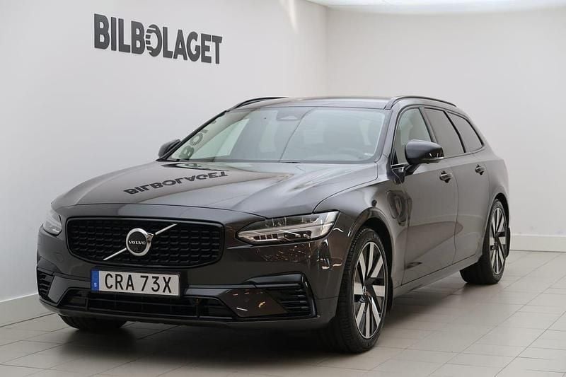 Grå Begagnad 2024 Volvo V90 Plus Kombi | 519 800 kr (Marknadspris) - Bild 1/4