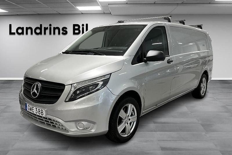 Silver (briljantsilver metallic) Begagnad 2021 Mercedes Vito Minibuss | 449 875 kr (Marknadspris) - Bild 1/3