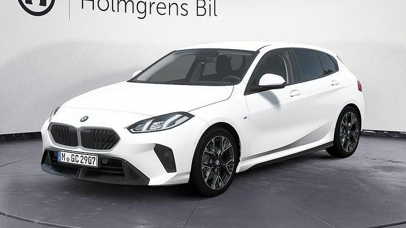 Vit Ny 2025 BMW 120 M Sport Halvkombi | 410 000 kr - Bild 1/4