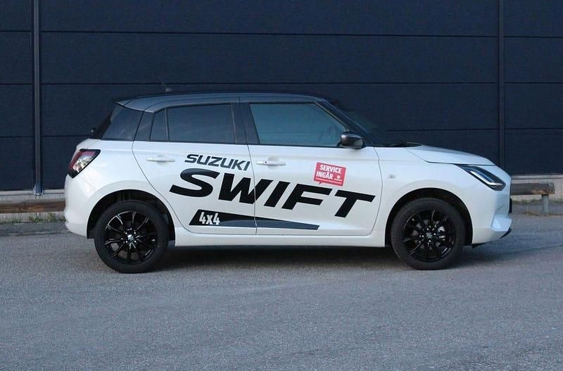 Vit Ny 2025 Suzuki Swift Halvkombi | 259 500 kr (Marknadspris) - Bild 1/4