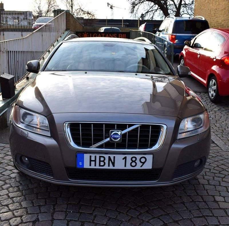 Begagnad Volvo V70 Summum 164 HK (120 kW) 2009 Grå Kombi