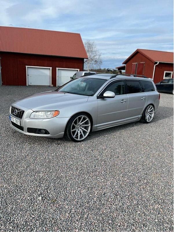 Grå Begagnad 2013 Volvo V70 Momentum Kombi | 80 000 kr (Marknadspris) - Bild 1/4