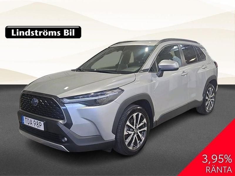 Grå Begagnad 2023 Toyota Corolla Cross Style SUV | 342 900 kr (Marknadspris) - Bild 1/3