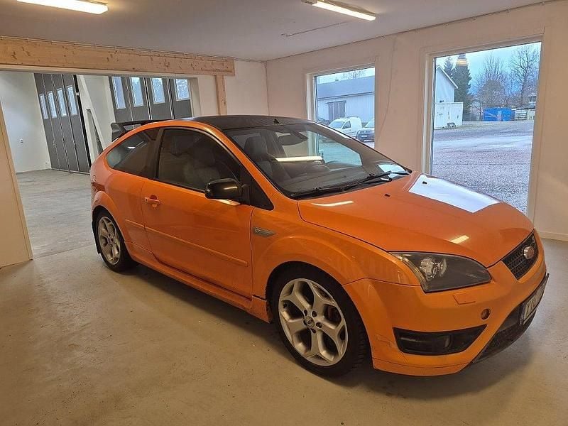 Orange Begagnad 2006 Ford Focus ST Halvkombi | 59 000 kr (Bra pris) - Bild 1/4