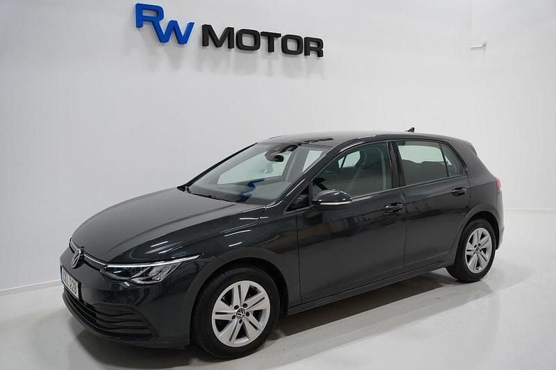 Grå Begagnad 2021 VW Golf VIII Halvkombi | 229 700 kr (Marknadspris) - Bild 1/4