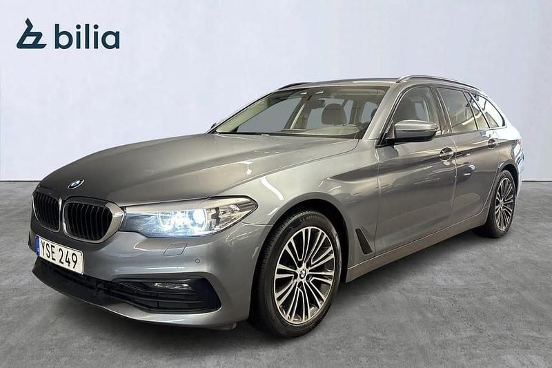 Blå Begagnad 2018 BMW 520 Sport Line Kombi | 227 900 kr (Marknadspris) - Bild 1/4