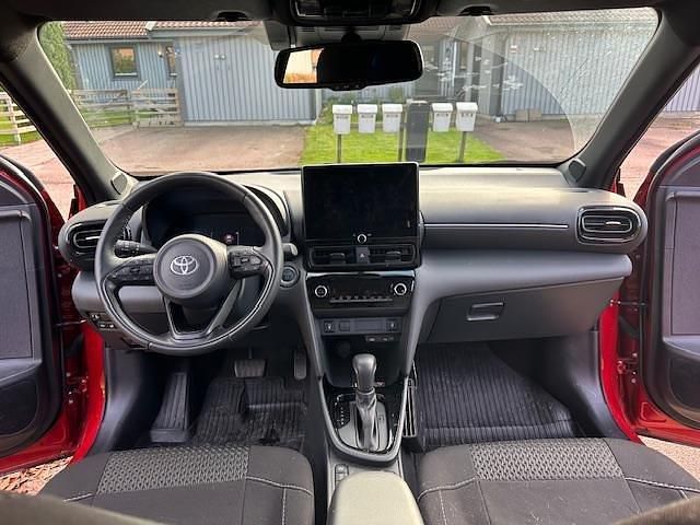Röd Begagnad 2025 Toyota Yaris Cross Active SUV | 320 000 kr (Marknadspris) - Bild 1/4