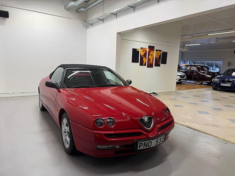 Begagnad Alfa Romeo Spider 155 HK (114 kW) 1999 Röd Cab