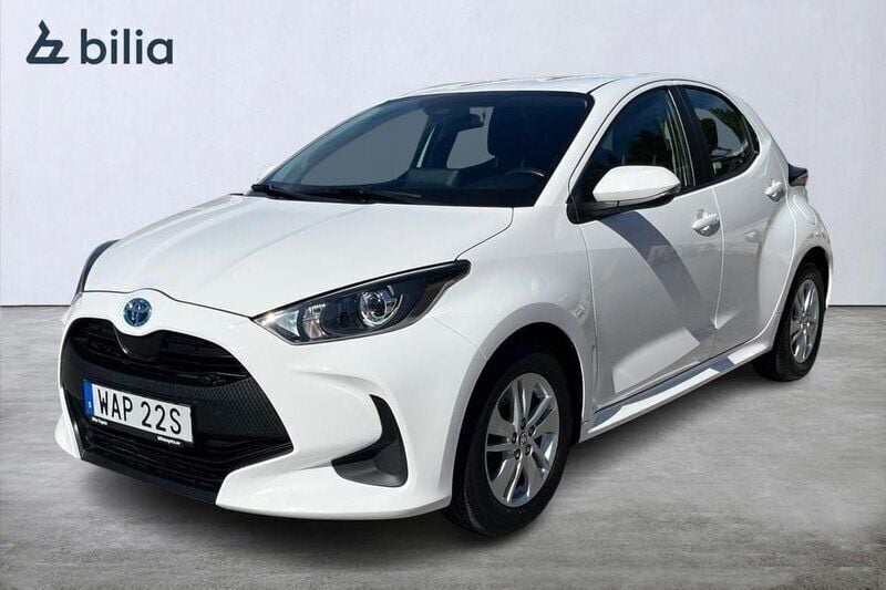 Vit Begagnad 2023 Toyota Yaris Hybrid Active Halvkombi | 224 900 kr (Marknadspris) - Bild 1/3