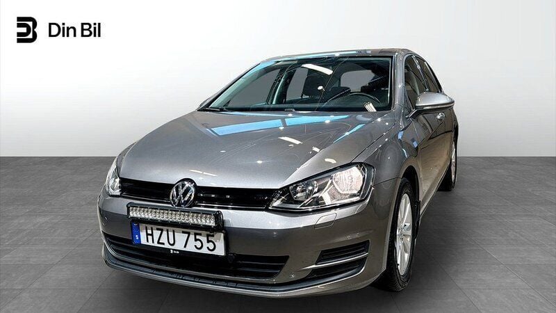 Grå Begagnad 2016 VW Golf VII Halvkombi | 164 900 kr (Marknadspris) - Bild 1/4