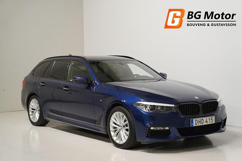 Blå Begagnad 2018 BMW 520 M Sport Kombi | 269 700 kr (Lite dyr) - Bild 1/4