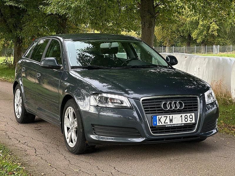 Grå Begagnad 2010 Audi A3 Sportback Attraction Halvkombi | 49 900 kr (Marknadspris) - Bild 1/4