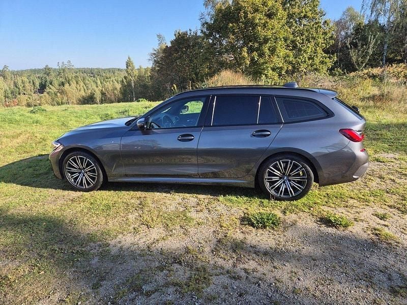 Grå Begagnad 2020 BMW 330 M Sport Kombi | 329 000 kr (Bra pris) - Bild 1/4