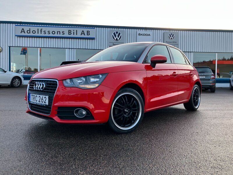 Röd Begagnad 2013 Audi A1 Sportback Sport Halvkombi | 88 000 kr (Marknadspris) - Bild 1/4