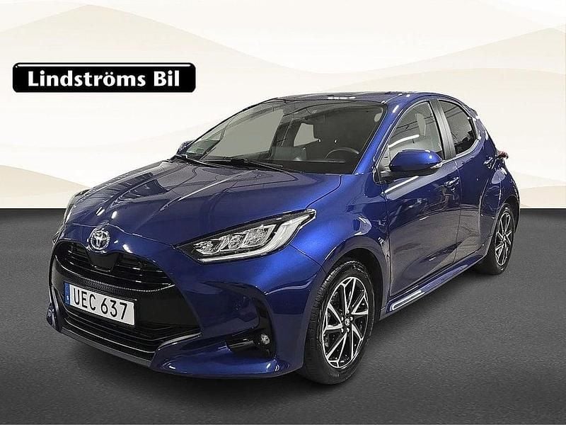 Mörkblå Begagnad 2023 Toyota Yaris Hybrid Active Halvkombi | 234 900 kr (Marknadspris) - Bild 1/3