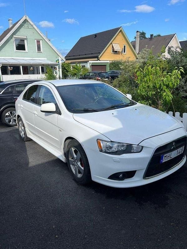 Vit Begagnad 2012 Mitsubishi Lancer Sportback Halvkombi | 26 000 kr (Bra pris) - Bild 1/4