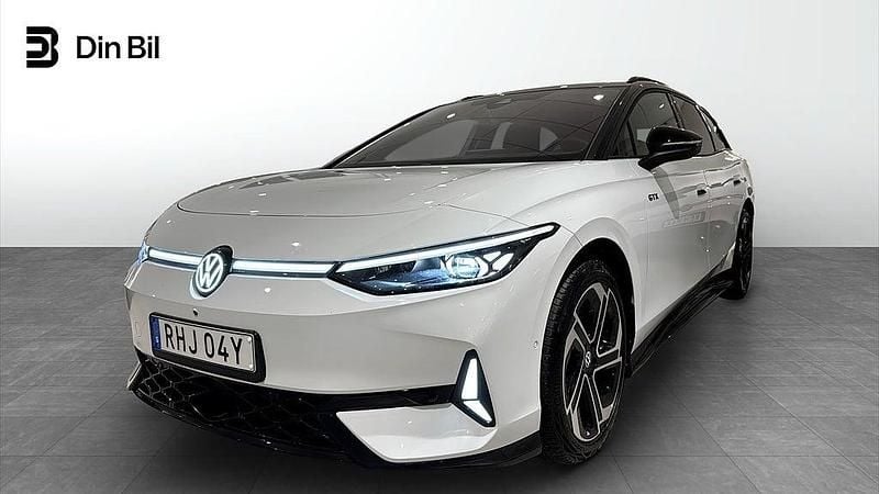 Vit (glacier white metallic bl) Begagnad 2024 VW ID.7 GTX Sedan | 574 900 kr (Dyr) - Bild 1/4