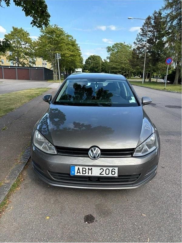 Grå Begagnad 2014 VW Golf VII Halvkombi | 79 000 kr (Bra pris) - Bild 1/4