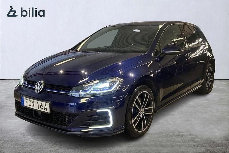 Mörkblå Begagnad 2020 VW Golf VIII GTE Halvkombi | 214 900 kr (Superpris) - Bild 1/3