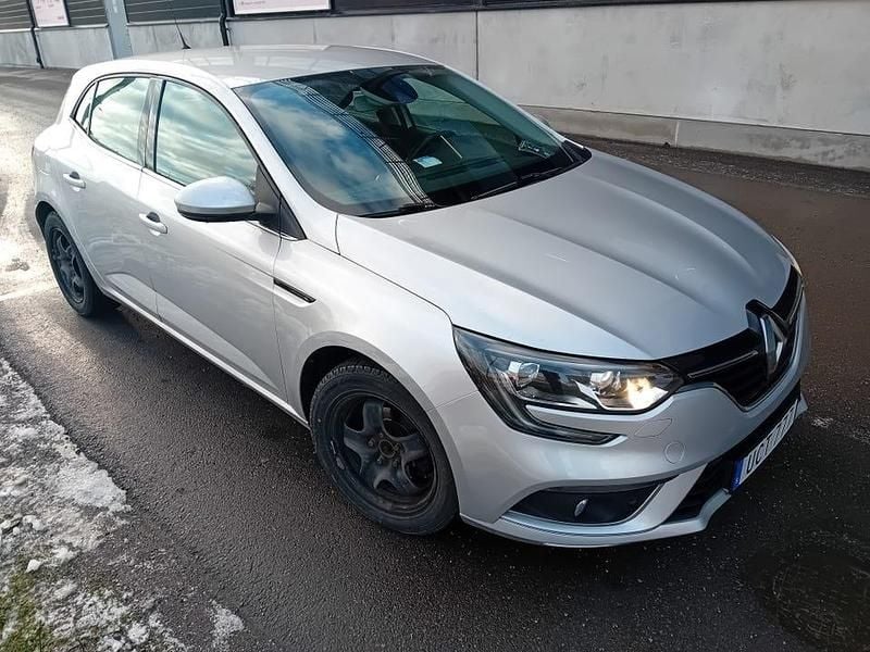 Silver (metallic) Begagnad 2018 Renault Mégane IV Zen | 105 000 kr (Bra pris) - Bild 1/4