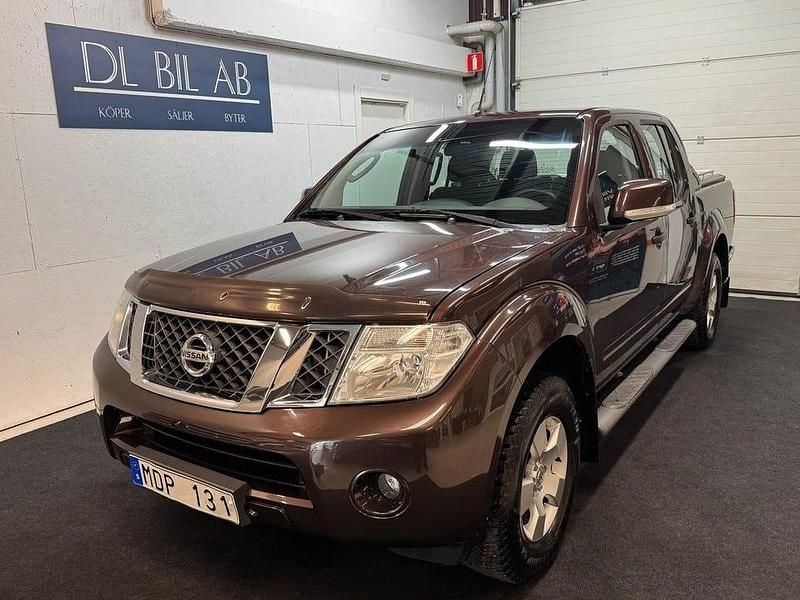 Brun Begagnad 2012 Nissan Navara Pickup | 127 900 kr (Marknadspris) - Bild 1/4