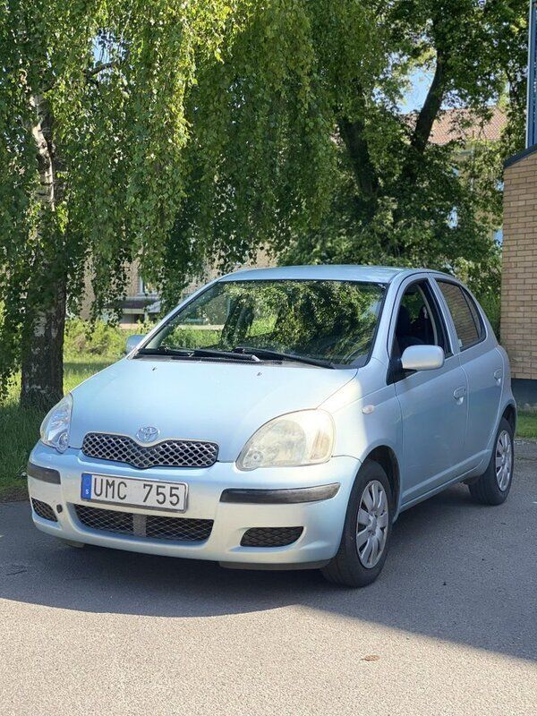 Blå Begagnad 2004 Toyota Yaris Halvkombi | 27 000 kr (Bra pris) - Bild 1/4