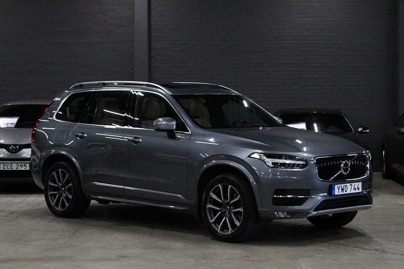 Grå Begagnad 2018 Volvo XC90 Momentum SUV | 359 900 kr (Marknadspris) - Bild 1/4