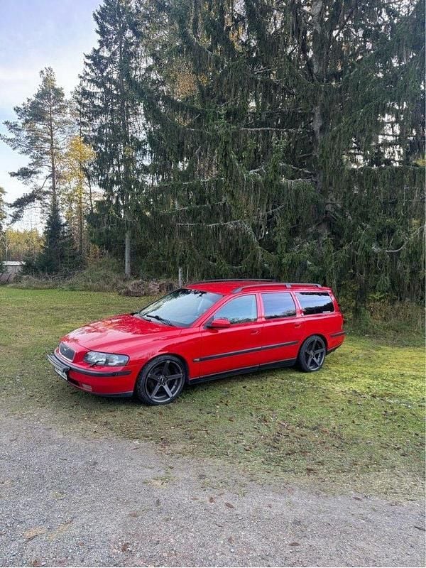 Röd Begagnad 2004 Volvo V70 Kombi | 20 000 kr (Marknadspris) - Bild 1/4